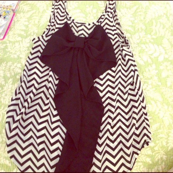 haute momie Tops - ⬇️Bow back black and white chevron tank