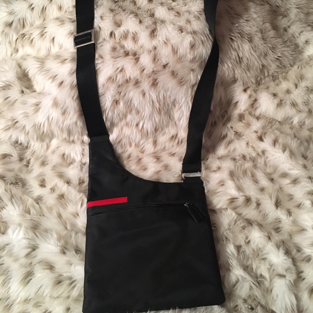 Super cute, lightweight crossbody