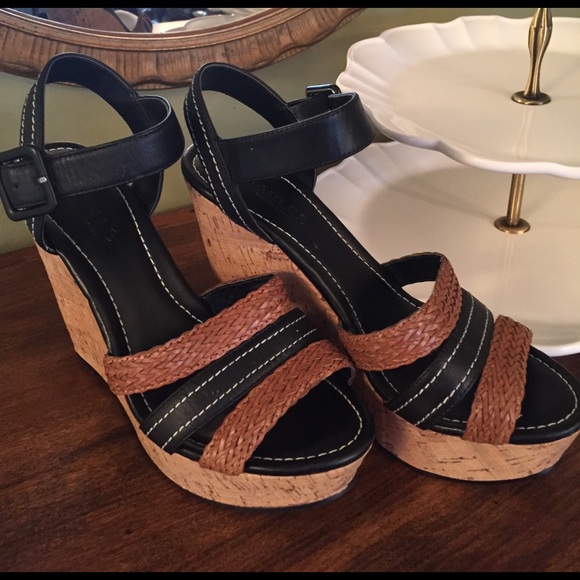 SOLD AT CONSIGNMENT Platform sandal - Picture 1 of 3