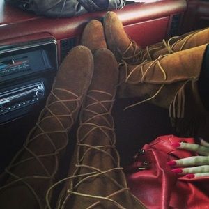 Minnetonka knee high lace up 👌🏻💛❤️