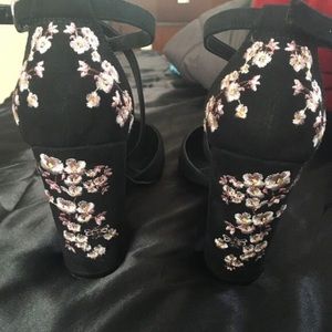 3.5 in size us6/uk4 wide embroidered heels