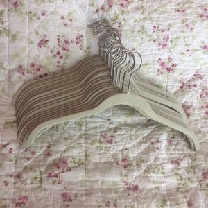 Set of 20 huggable hangers (ivory)
