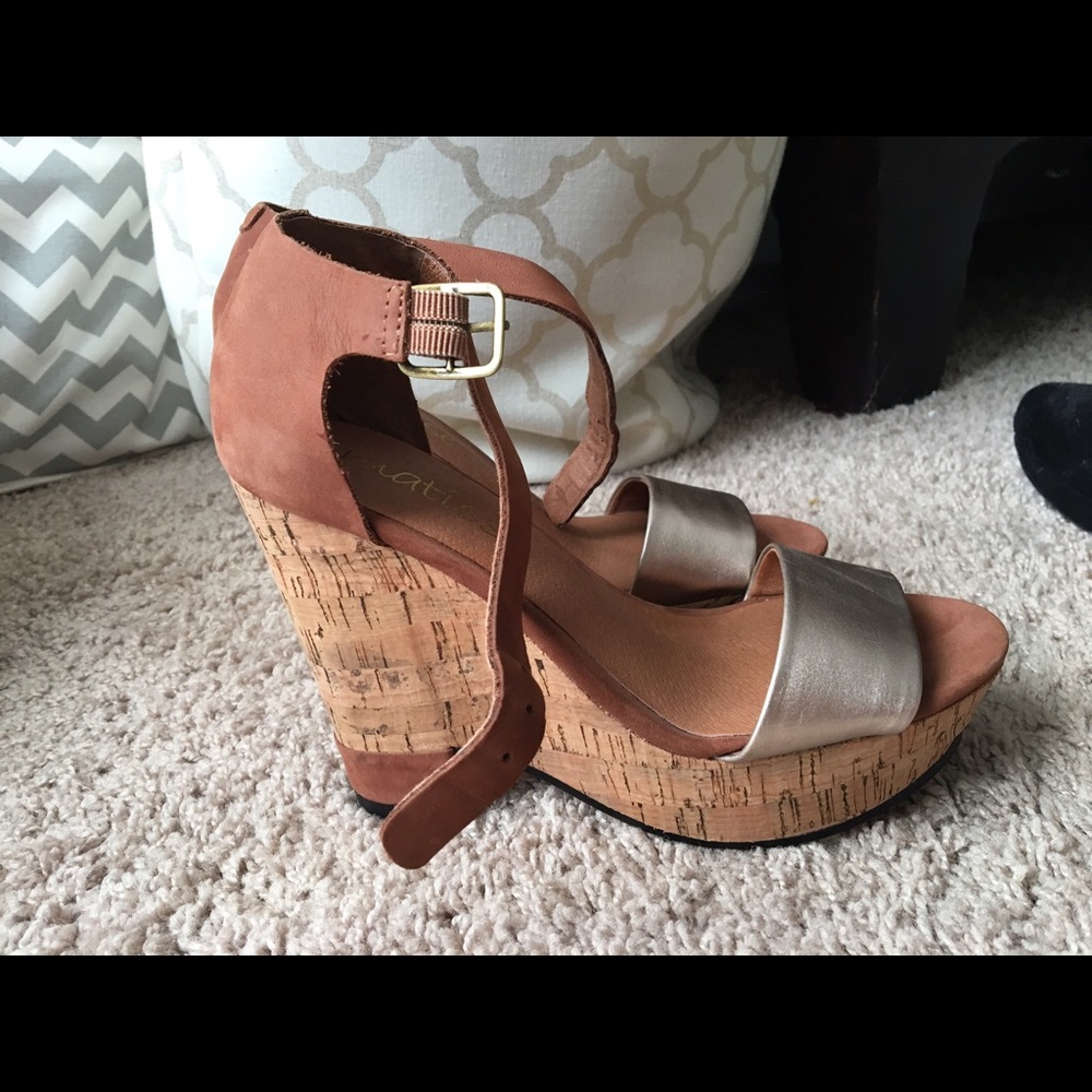 ❌SOLD❌Tan/Gold Wedges