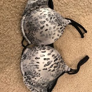 Victoria's Secret bombshell plunge