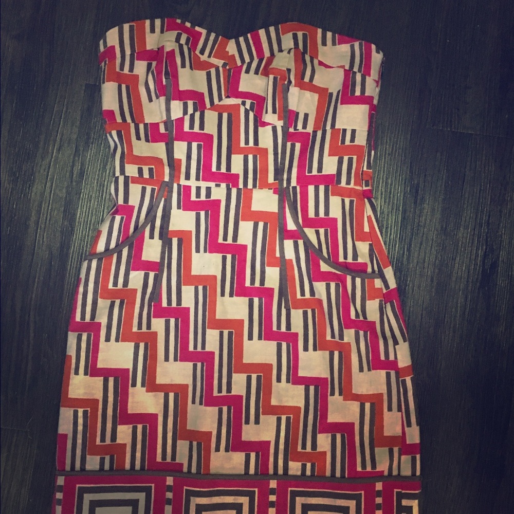 Strapless geometric print dress