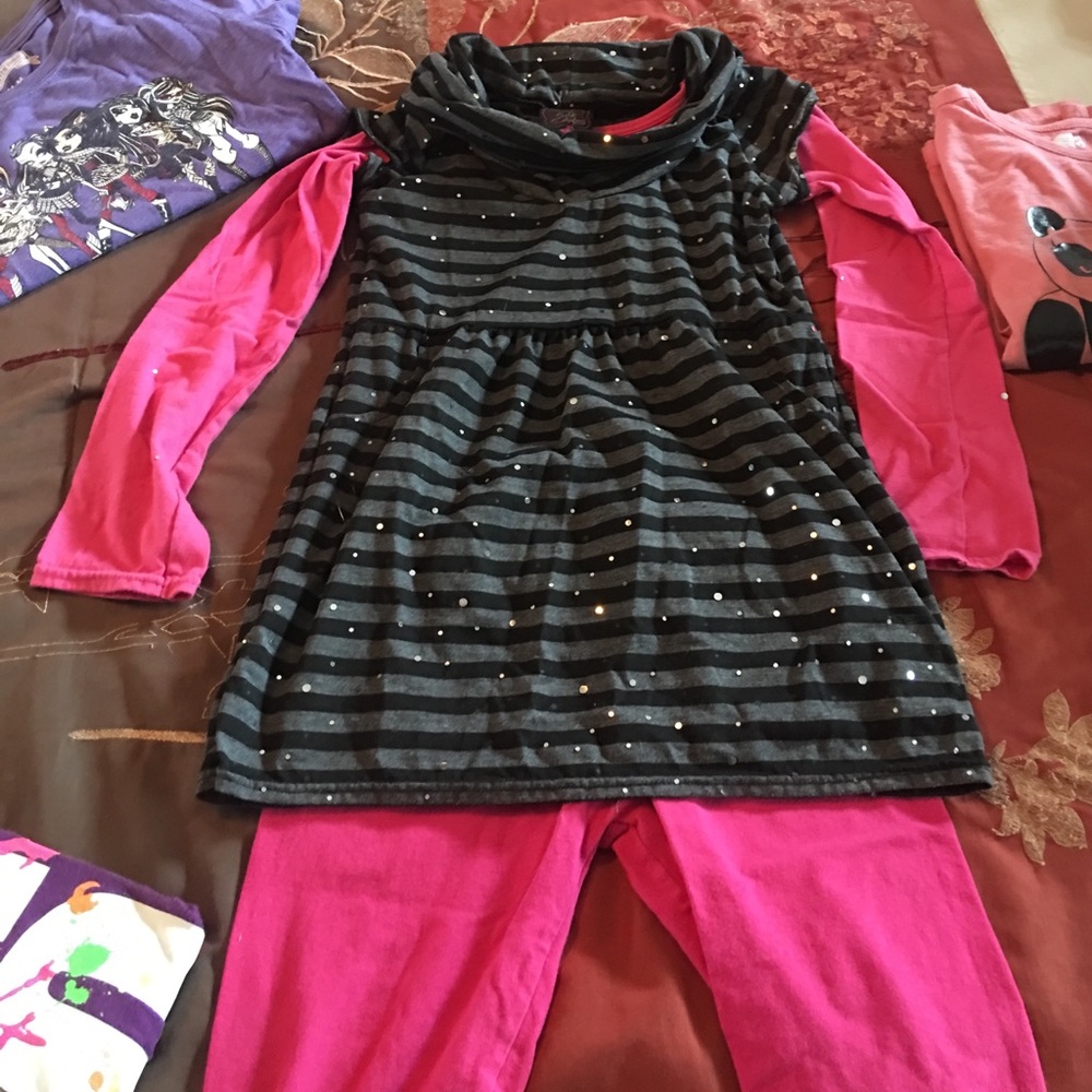 Girls cute leggings outfit.