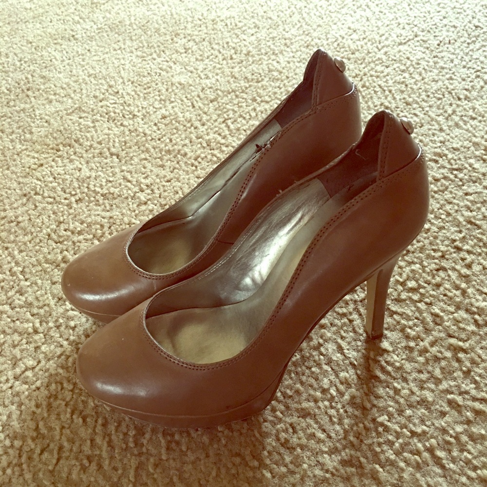 GUESS Sz 7 Tan heels
