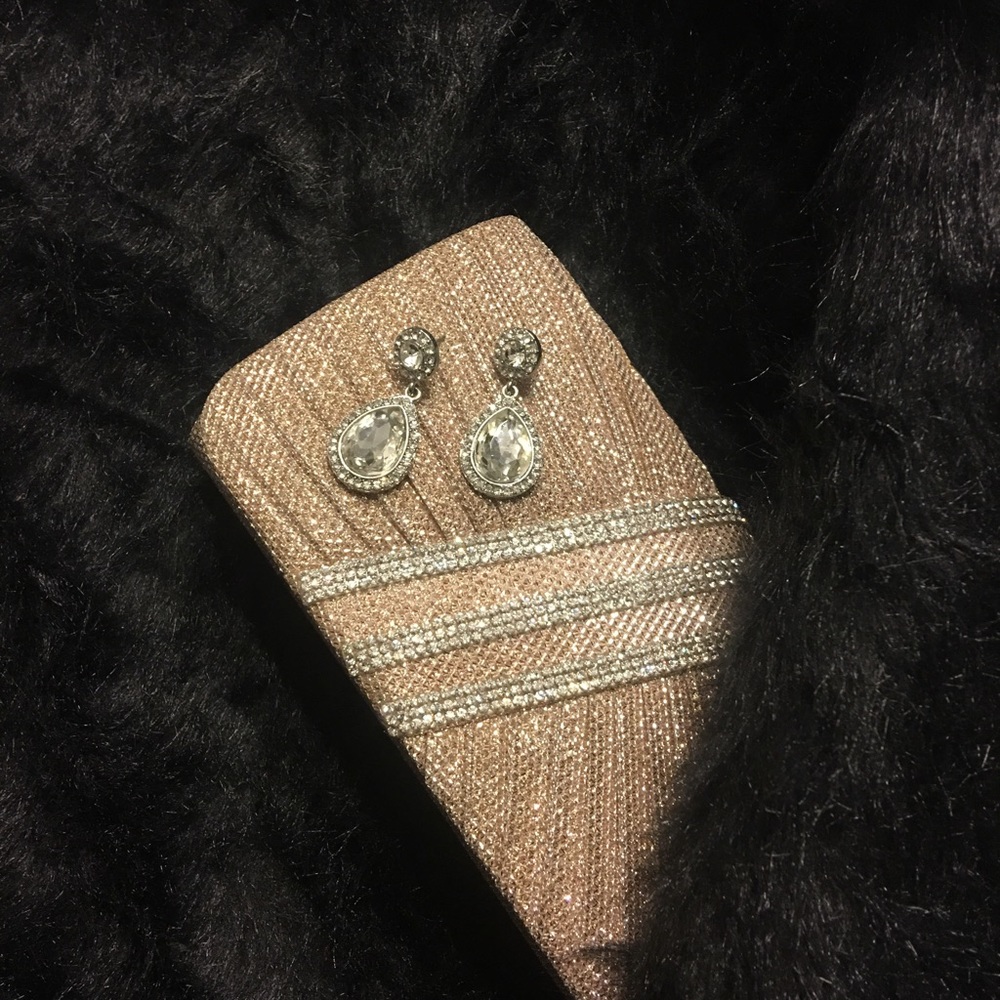 "One Night" Earring - Picture 2 of 3