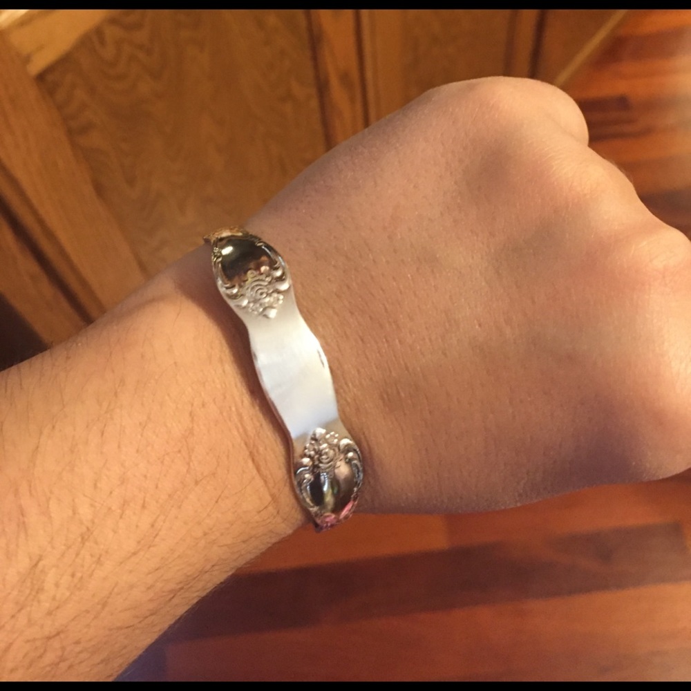 New in box silver plate premier designs bangle