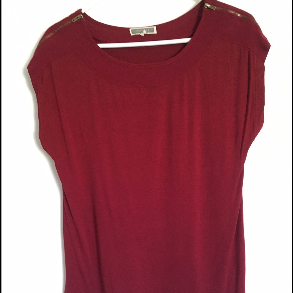 Burgundy shoulder zipper top M