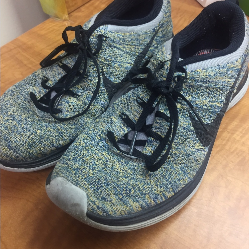 Nike tennis shoes (multicolor)