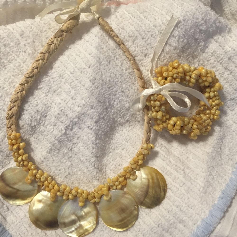 Shell necklace and bracelet set