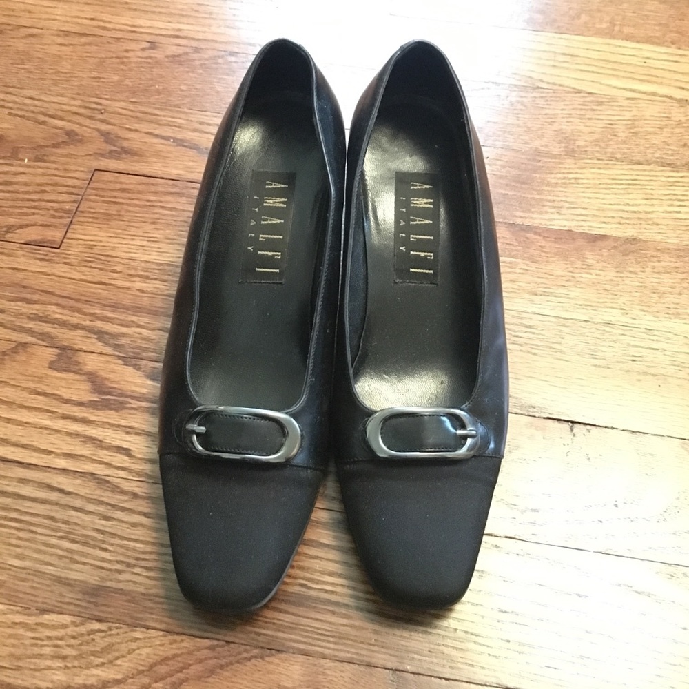 Black leather mini pumps