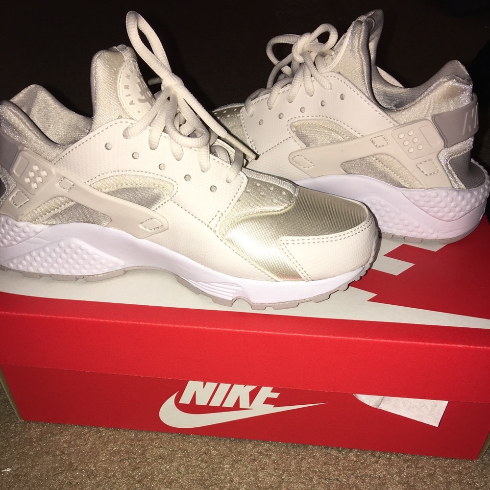Women's 7 huaraches. Brand new. Worn once
