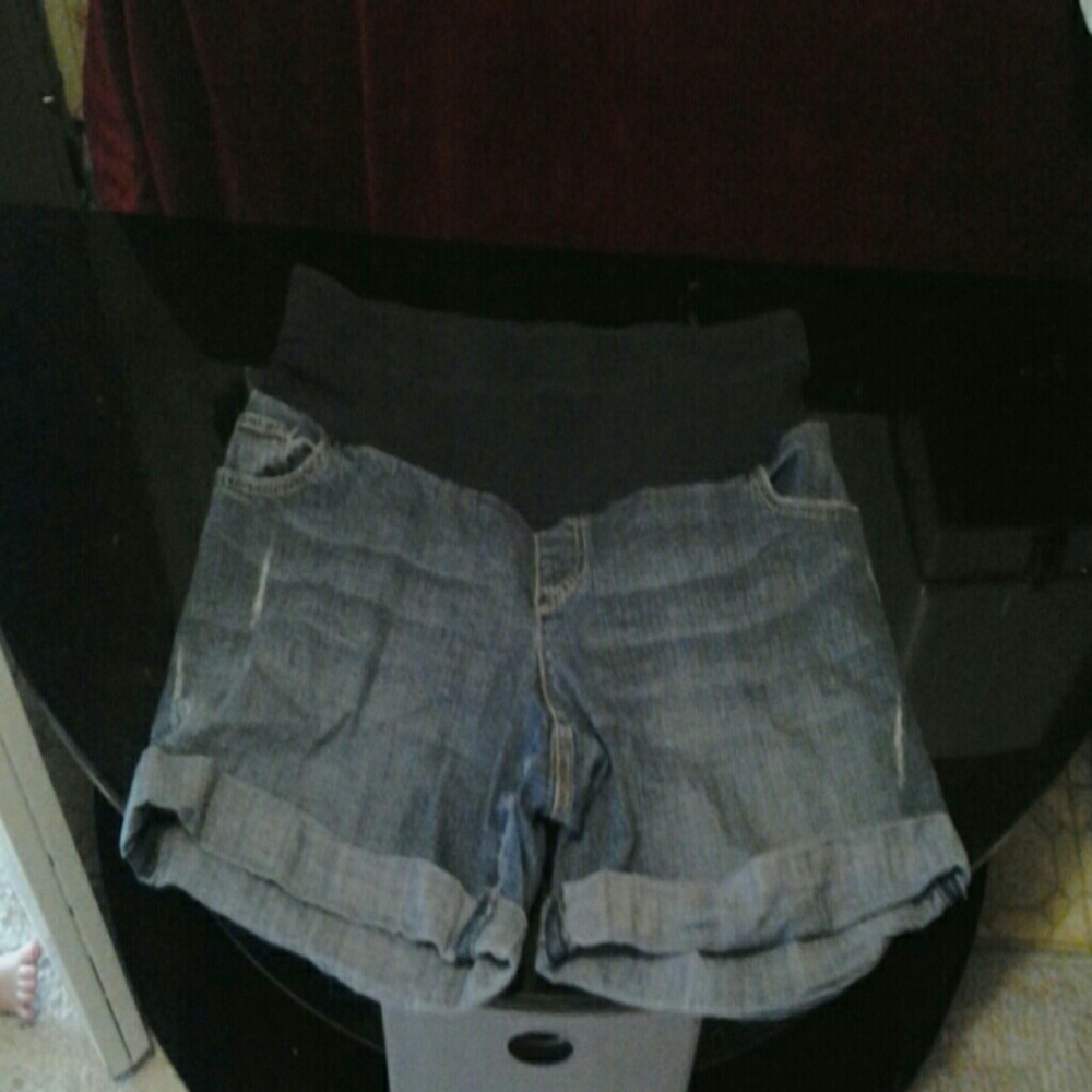 Oh baby by motherhood shorts