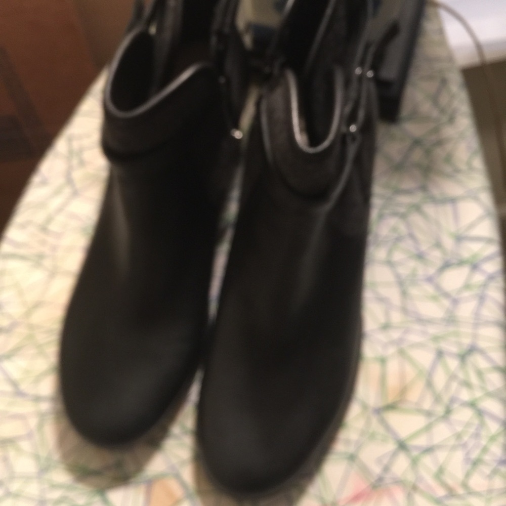 Women size 7 ugg's brand new no box