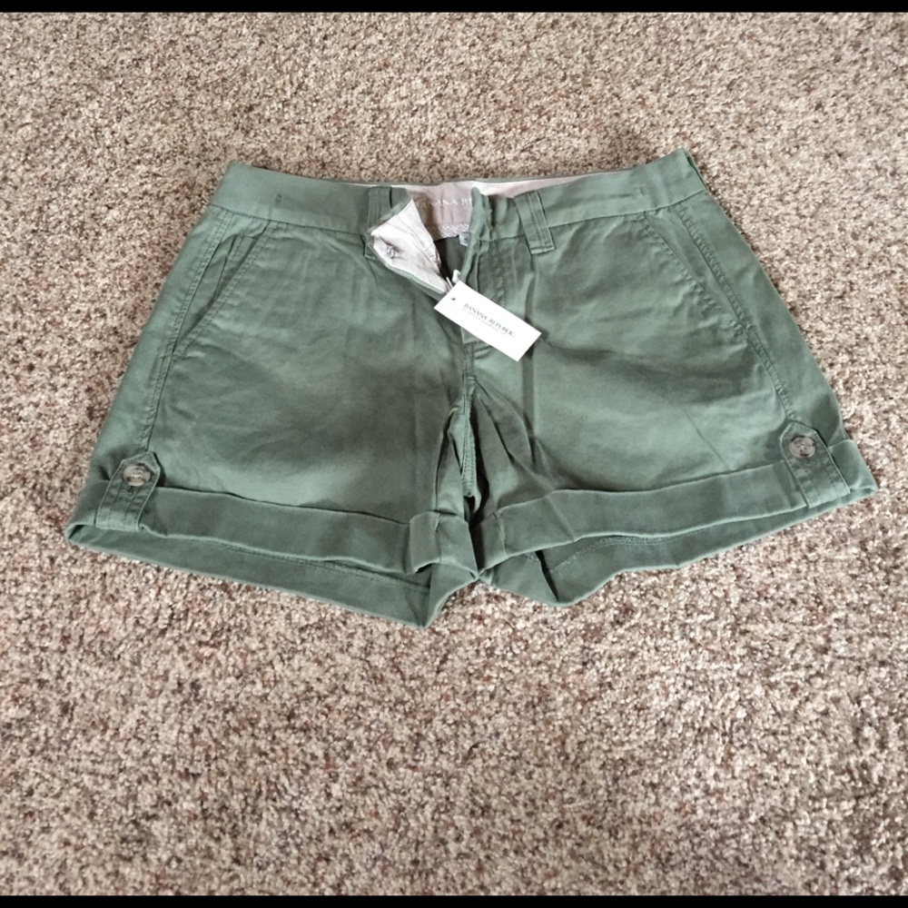Banana Republic Roll Up Short- Green