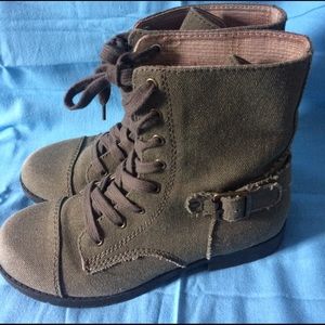 Combat boots in army color