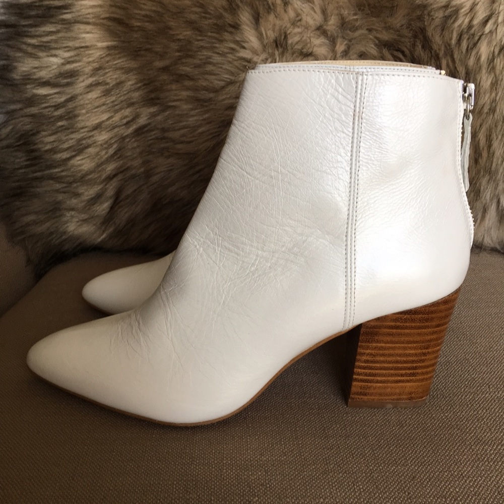 ❌ SOLD❌ ZARA WHITE LEATHER BOOTIES, SIZE 40
