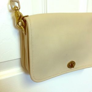 Coach vintage leather shoulder/crossbody purse.