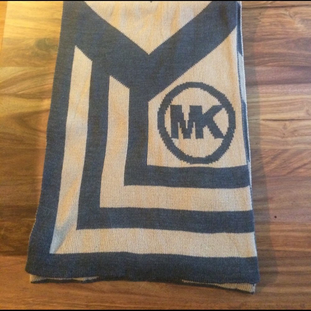 Michael Kors Chevron scarf