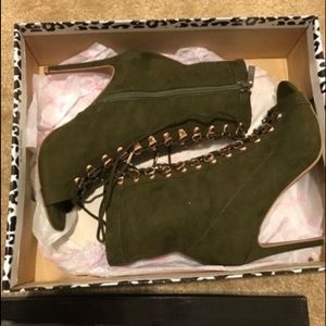 BRAND NEW OLIVE GREEN HEELS 7M