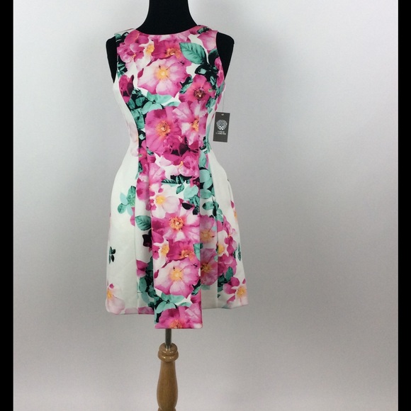 Vince Camuto Dresses & Skirts - Vince Camuto floral print scuba stretch dress