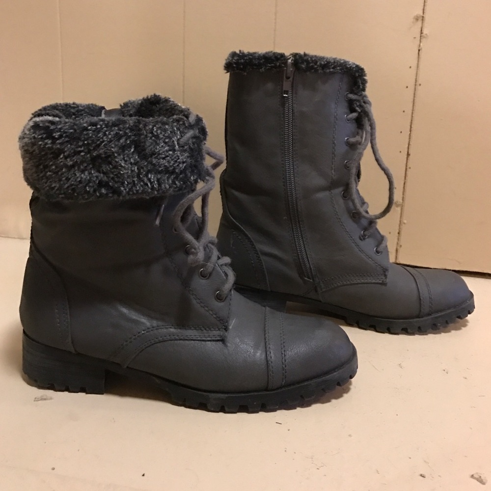 Grey combat boots with fur