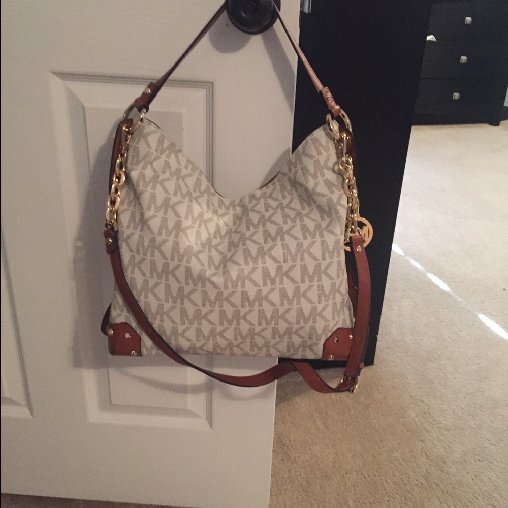 **Stellar Condition** Vanilla LG PVC Shoulder Sig