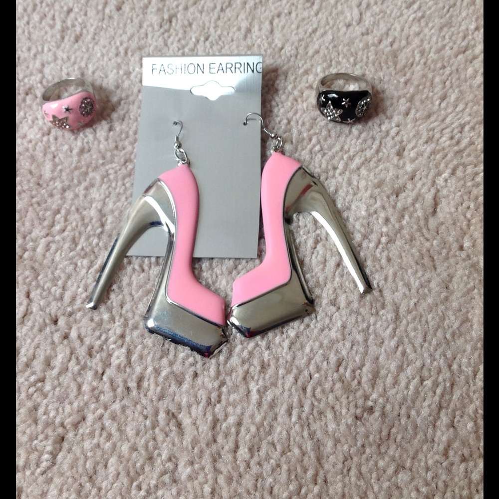 Stilettos earring and pink and black rings