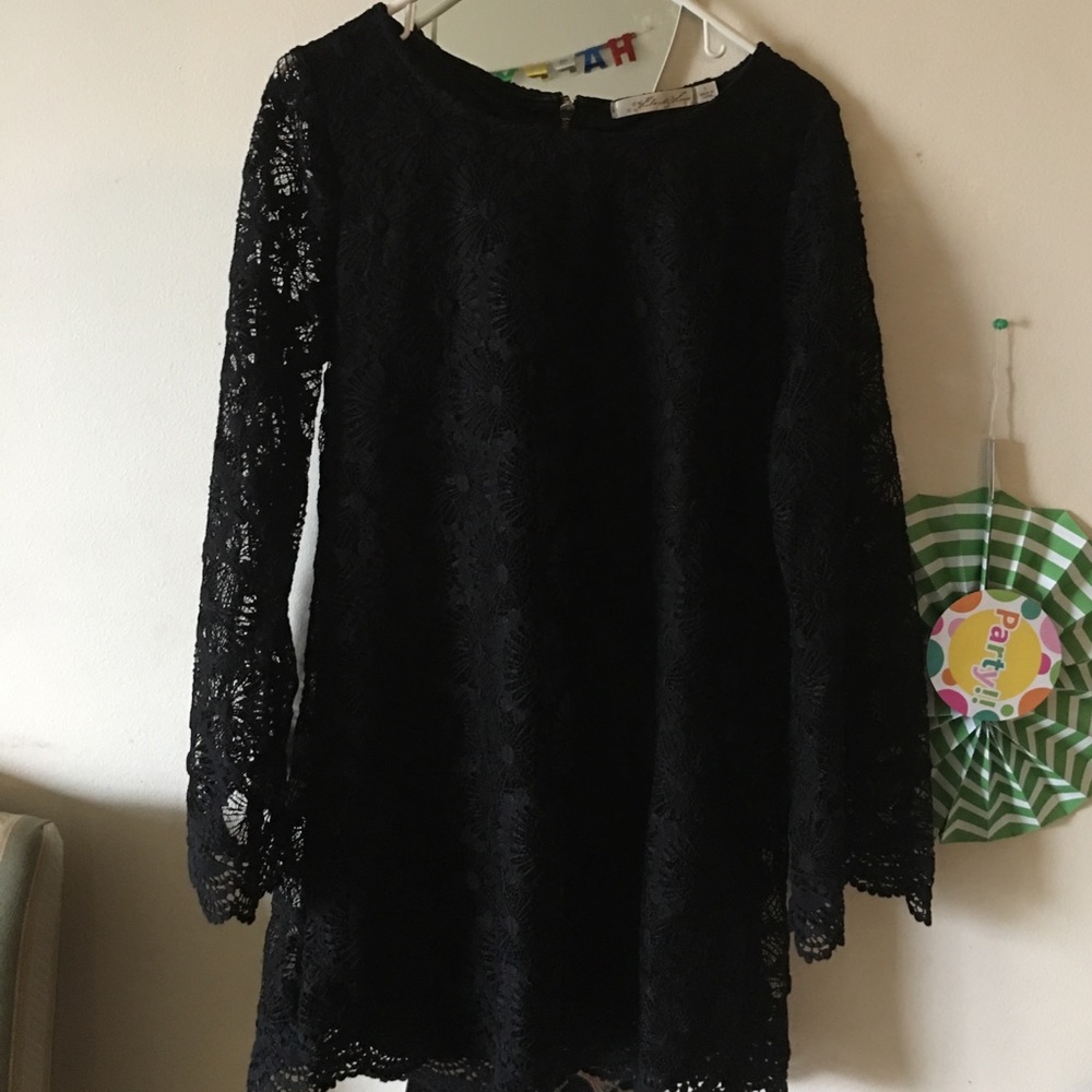Beautiful black dress with flare sleeves. L