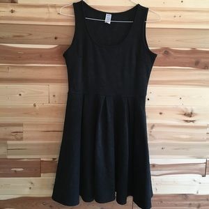 Lg. Little Black Dress - fit & flare 🌺