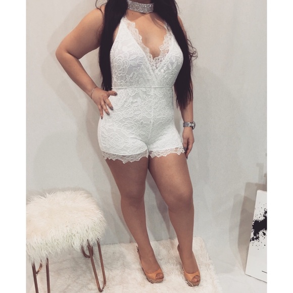 Backless lace jumpsuit/romper. - Picture 2 of 3