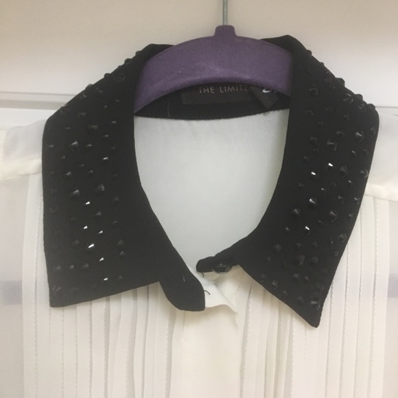 Tuxedo style sleeveless blouse - Picture 2 of 3