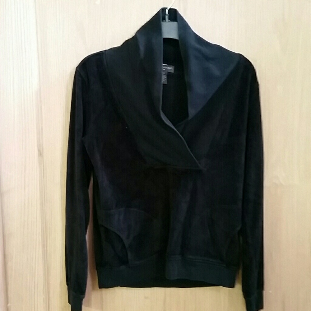 Black sweat shirt
