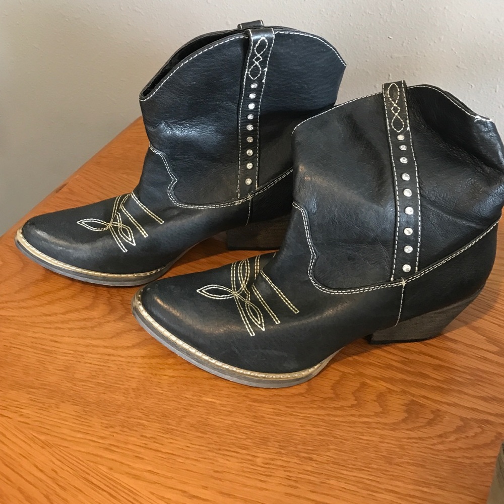 Short cowboy boots