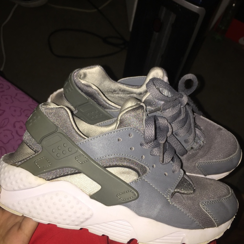 NIKE HUARACHES 5.5YOUTH ONLY ACCEPTING 🅿️🅿️