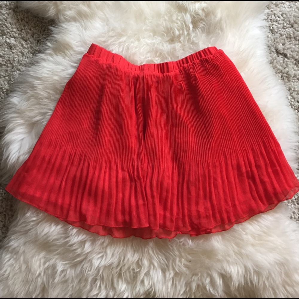NEW Aritzia crimped flowy mini skirt