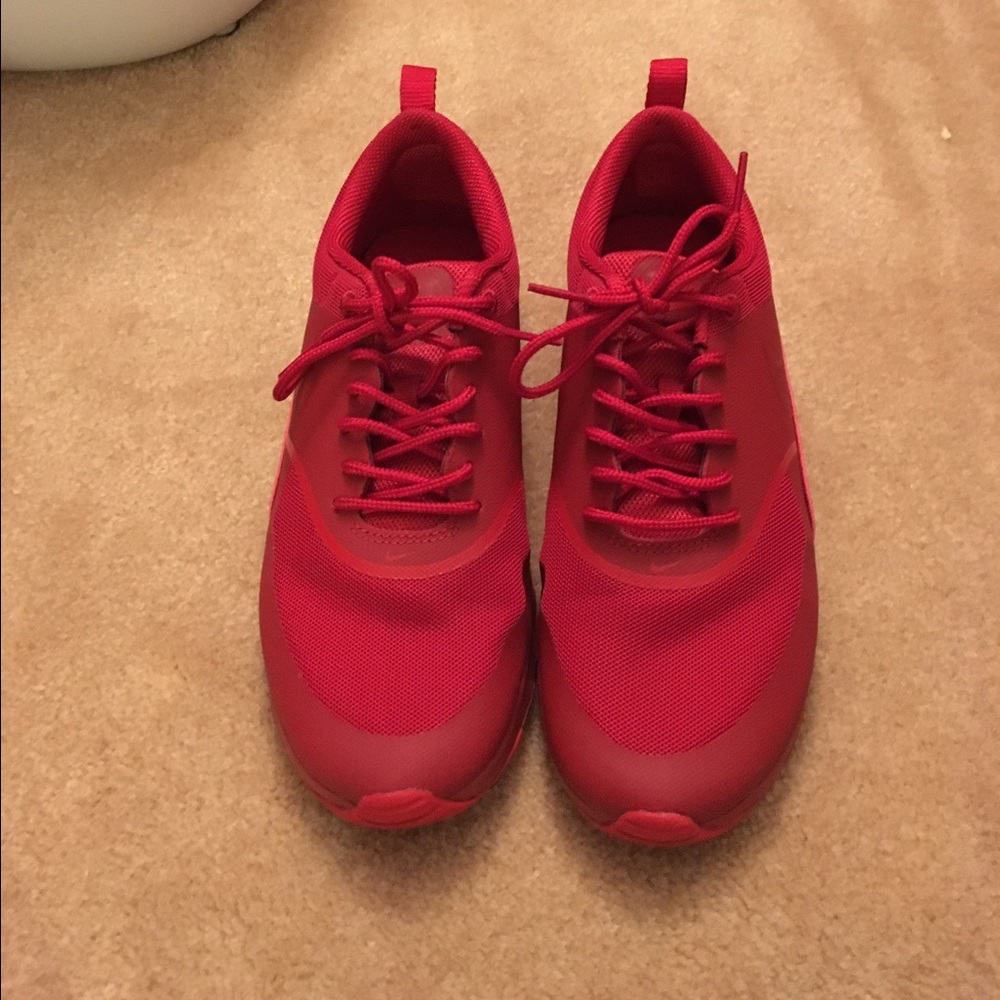 red nikes 7.5