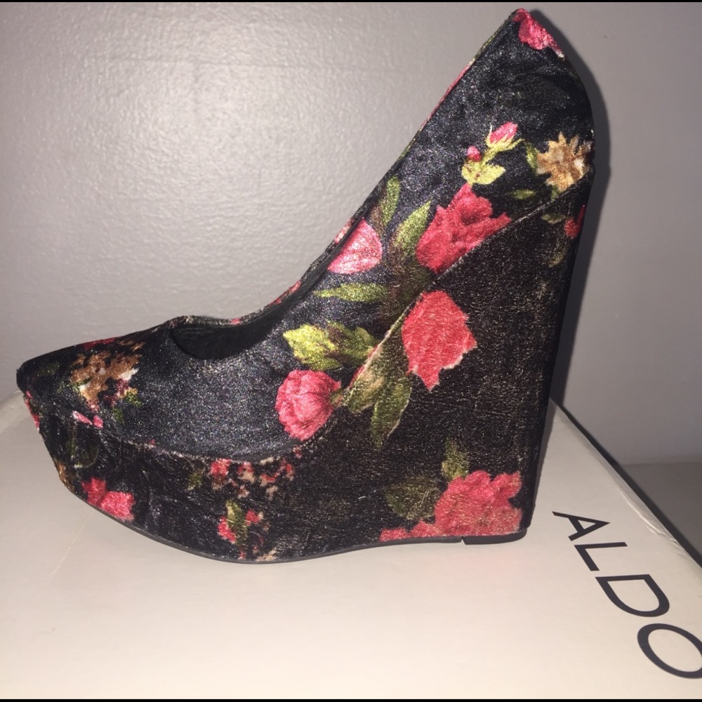 Gorgeous velvet wedges🌺