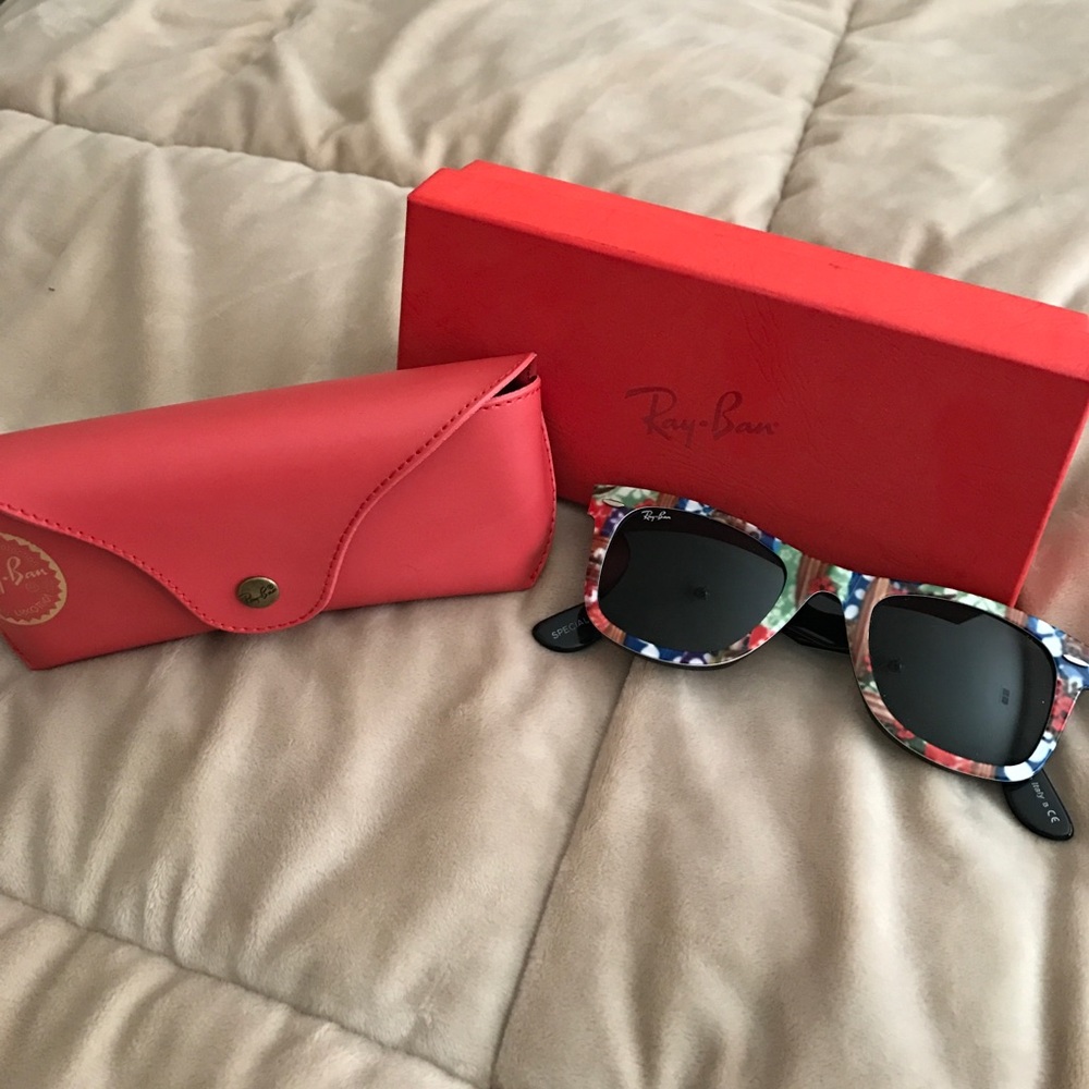 Floral print Ray-ban sunglasses!