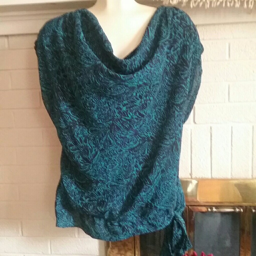 Super cute flowy chiffon-like  drape neck top