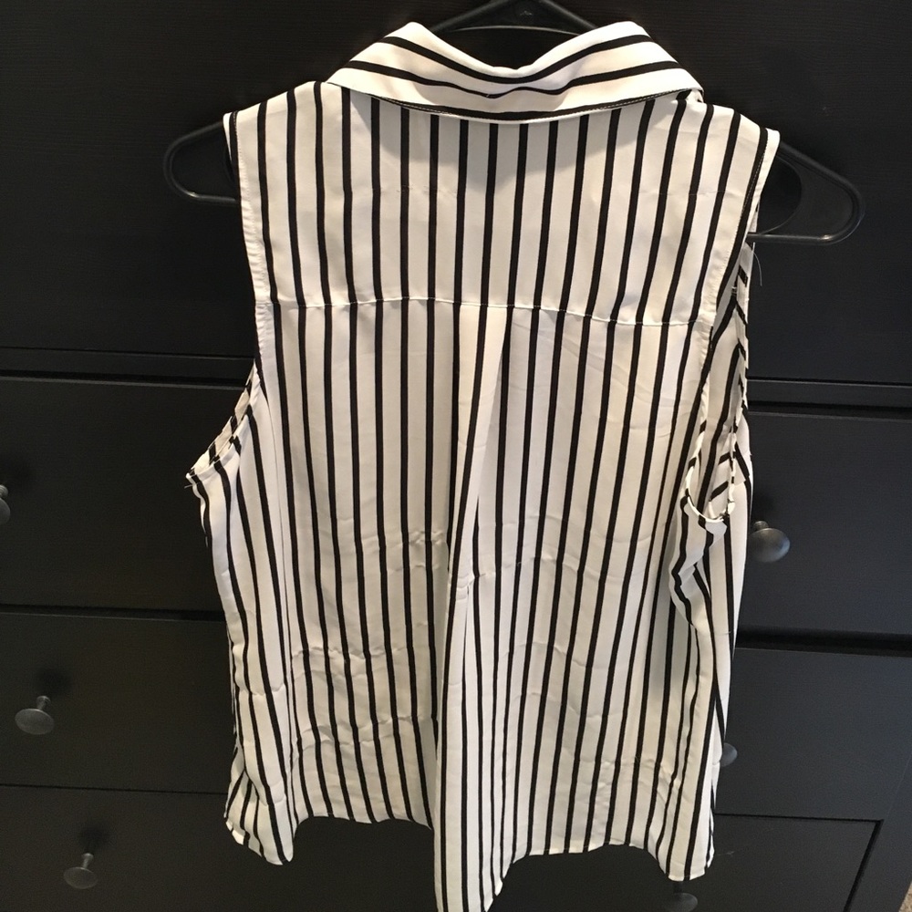 Express Button Up Tank Top - Picture 3 of 5