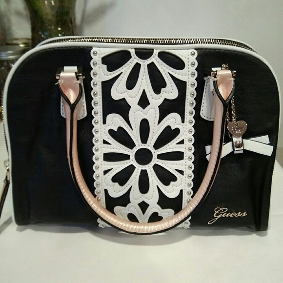 Guess Handbags - Sale ⤵️ 🌸 Cute Guess hand bag