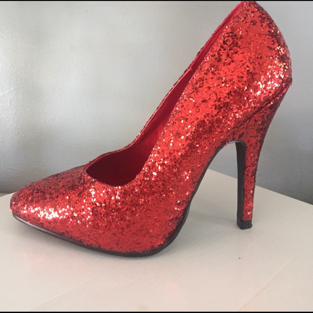 Red glitter pumps 👠