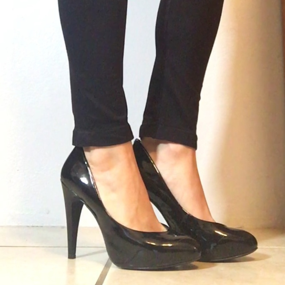 CLOSET CLEAR OUT! BCBG Generation Pumps