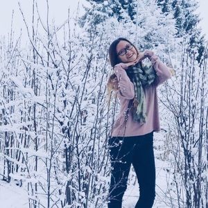 Jeni, a college girl with no closet space :(