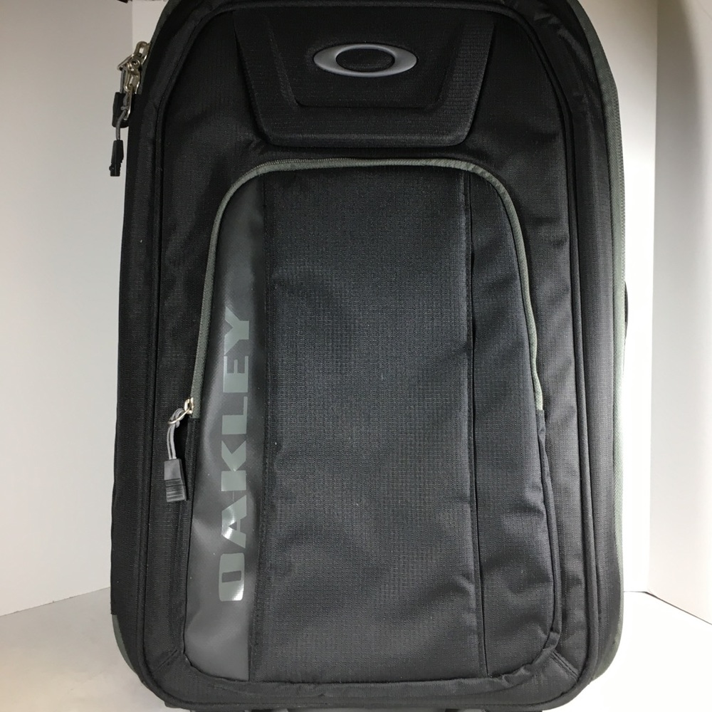 Oakley works 45L Roller Carry on