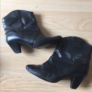 Great condition vintage 80s black leather booties