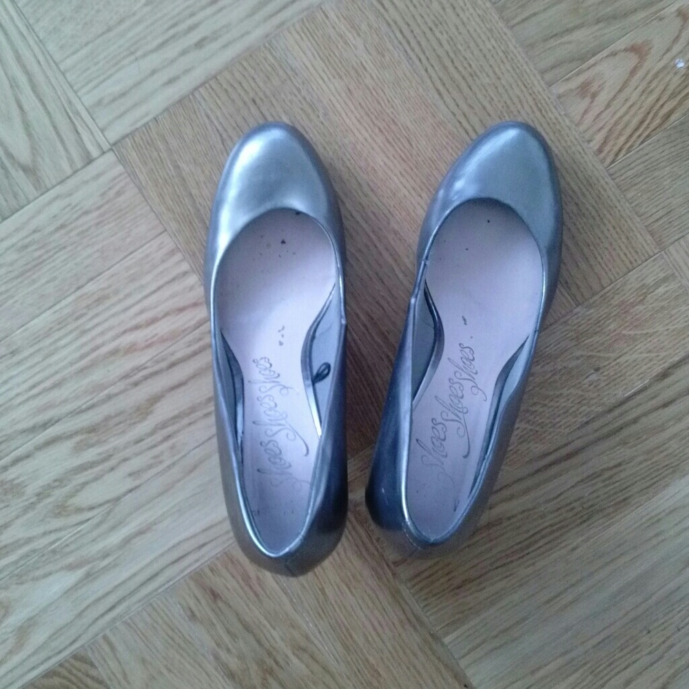 Metallic grey almond toe court shoes